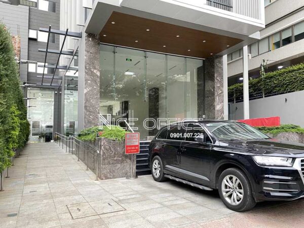 Khuôn viên phía trước tòa nhà Cadivi Tower