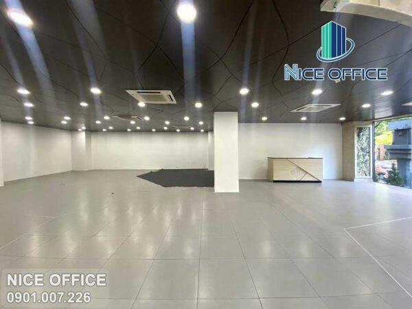 Mặt bằng trống tại tầng trệt phù hợp với khách hàng làm showroom, ngân hàng, phòng vé...,