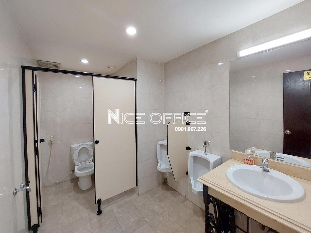 nha-ve-sinh-tai-toa-nha-31-truong-son-phuong-tan-son-nhat