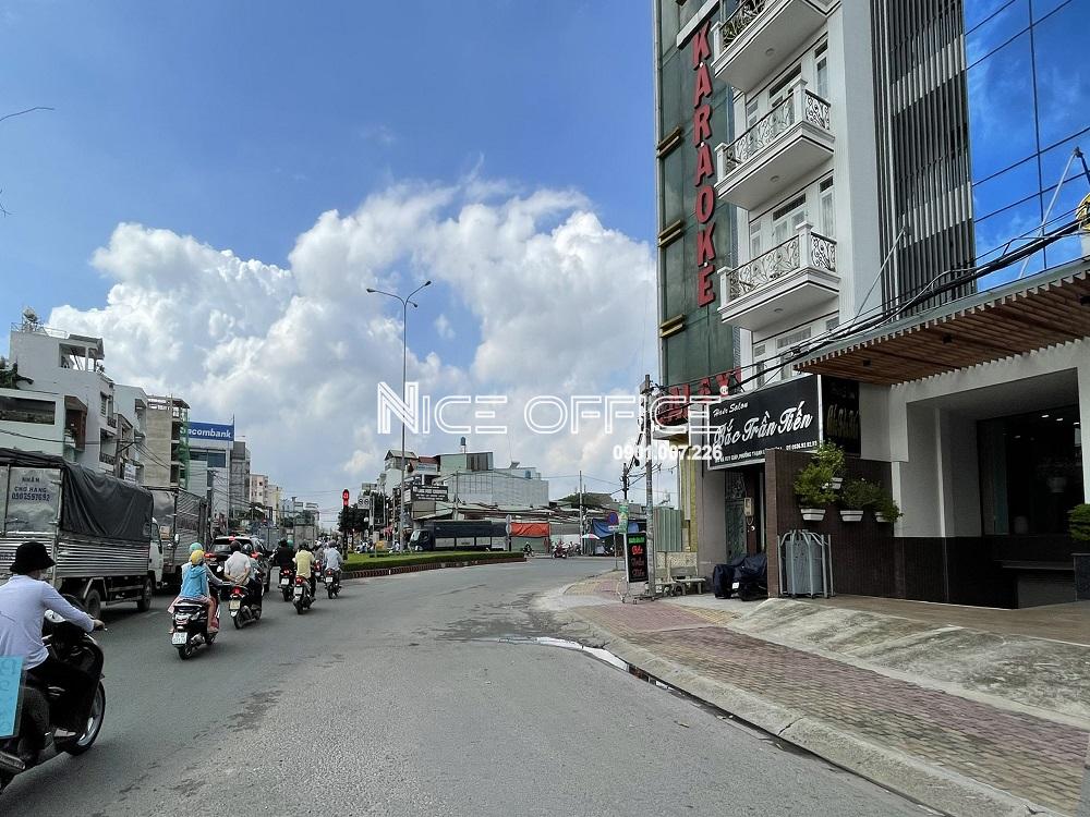 duong-ha-huy-giap-phia-truoc-toa-nha-dai-phat-building