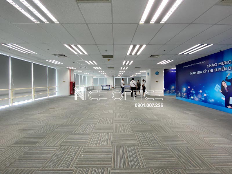 Khách hàng đi khảo sát mặt bằng trống tại Vietinbank Tower