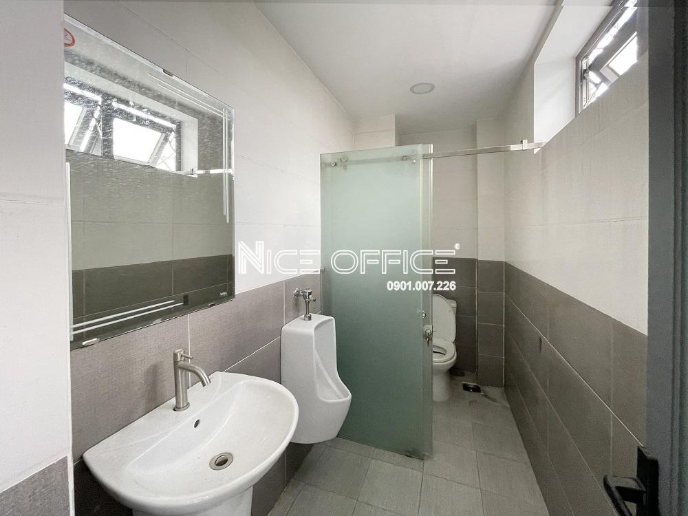 nha-ve-sinh-tai-moi-tang-toa-nha-dai-phat-building