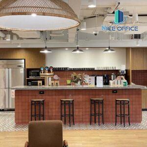 Khu vực Pantry tại WeWork Lim Tower 3 có sẵn trà, cafe, nước lọc