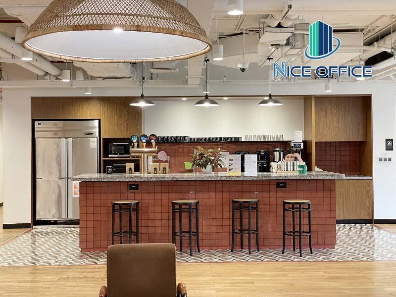 khu-vuc-pantry-tai-wework-lim-3-co-san-tra-cafe-nuoc-loc Khu vực Pantry tại WeWork Lim Tower 3 có sẵn trà, cafe, nước lọc