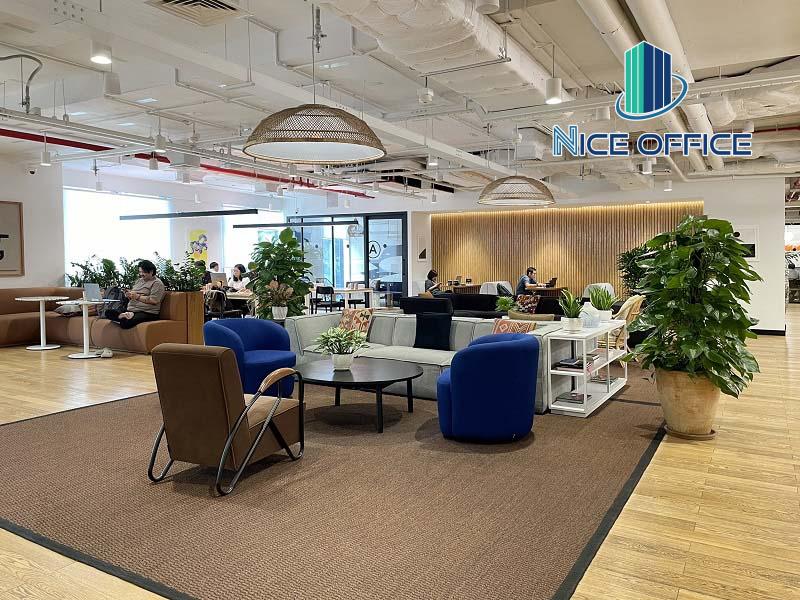 khu-vuc-tiep-khach-chung-tai-van-phong-tron-goi-wework-lim-tower-3 Khu vực tiếp khách chung tại văn phòng trọn gói WeWork Lim Tower 3