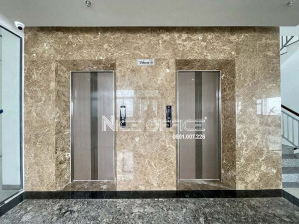 Hai thang máy tốc độ cao tại tòa nhà Hạnh Office Building