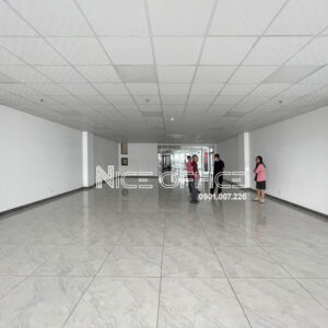 Khách hàng đi khảo sát mặt bằng trống tại tòa nhà Hạnh Office Building