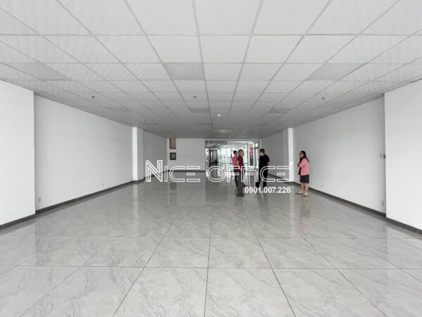 Khách hàng đi khảo sát mặt bằng trống tại tòa nhà Hạnh Office Building