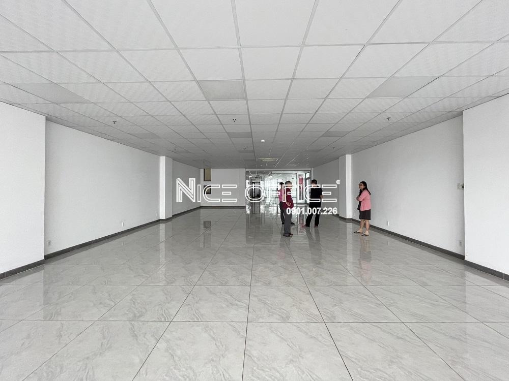 khach-hang-di-khao-sat-mat-bang-trong-tai-toa-nha-sbtc-building