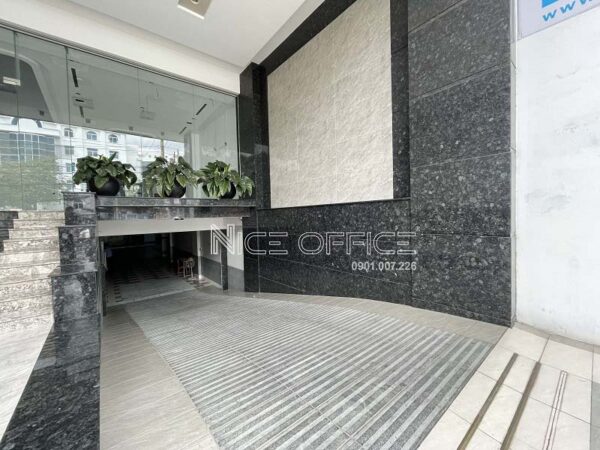 Lối xuống hầm xe tại tòa nhà Hạnh Office Building