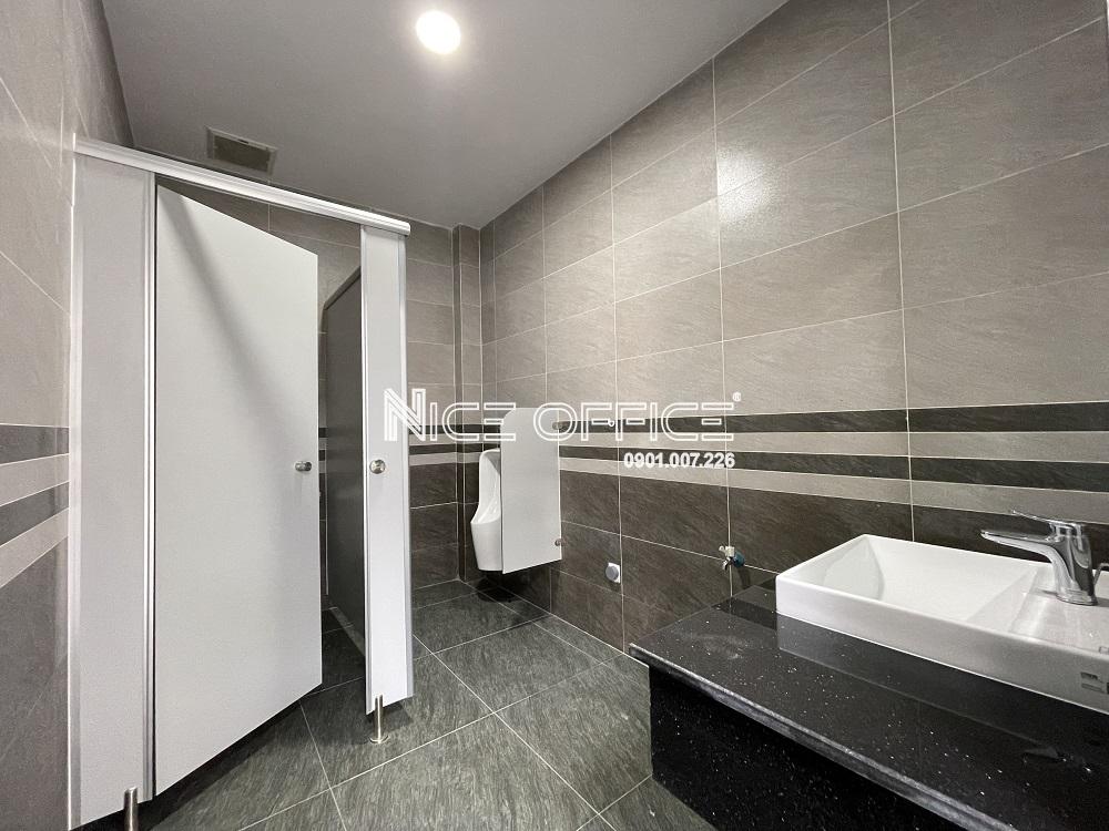 nha-ve-sinh-nam-tai-ttd-pham-van-bach