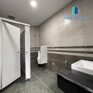 Nhà vế sinh nam tại TTD Building Phạm Văn Bạch