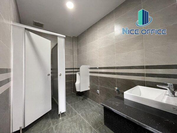 Nhà vế sinh nam tại TTD Building Phạm Văn Bạch