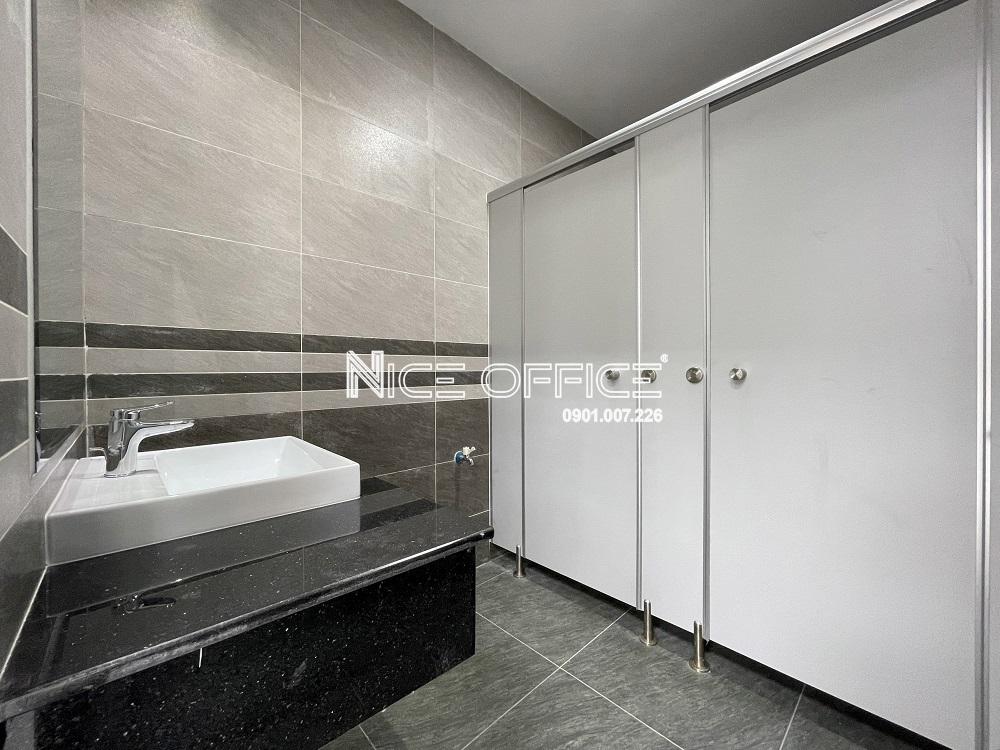 nha-ve-sinh-nu-tai-toa-nha-ttd-building-pham-van-bach