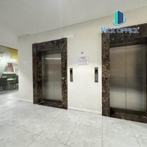 2 thang máy di chuyển trong tòa nhà Orchard ParkView