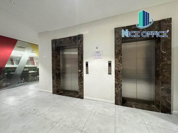 2 thang máy di chuyển trong tòa nhà Orchard ParkView
