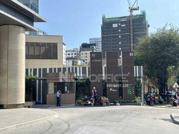 Bảng tên doanh nghiệp tại khuôn viên tòa nhà The Nexus