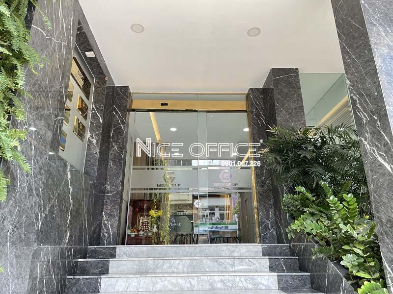 cong-chinh-toa-nha-gro-center-quan-1