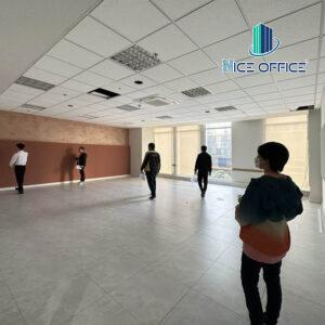 Khách hàng đi khảo sát văn phòng tại tòa nhà Orchard Parkview