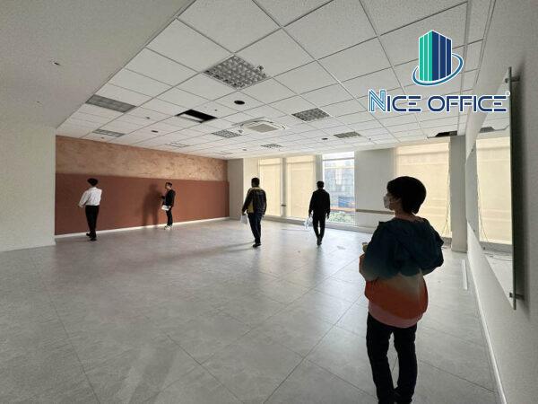 Khách hàng đi khảo sát văn phòng tại tòa nhà Orchard Parkview