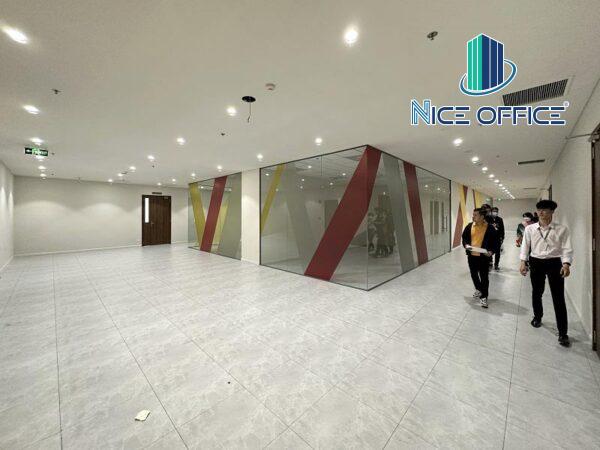 Khách hàng Nice Office đi khảo sát văn phòng tại tòa nhà Orchard Park View