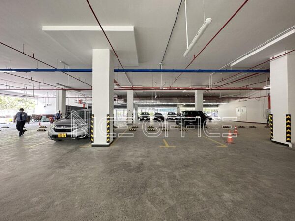 Khu vực đỗ xe ô tô rộng rãi tại OfficeHaus