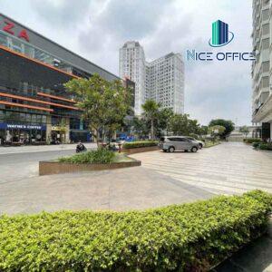 Khuôn viên phía trước tòa nhà Orchard ParkView luôn thông thoáng