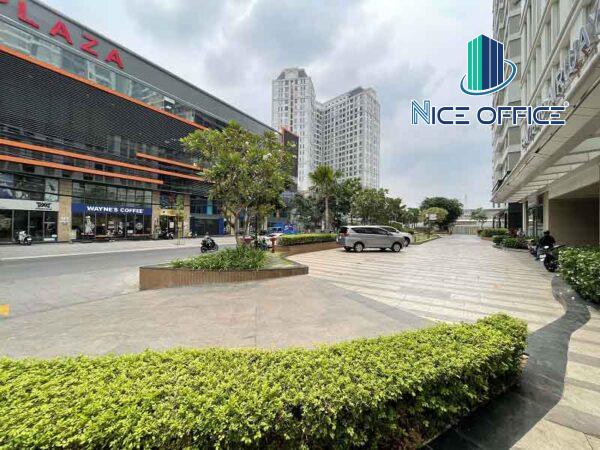 Khuôn viên phía trước tòa nhà Orchard ParkView luôn thông thoáng