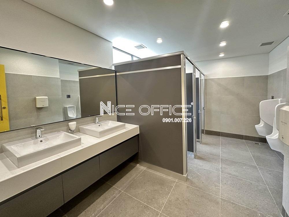 nha-ve-sinh-nam-tai-officehaus