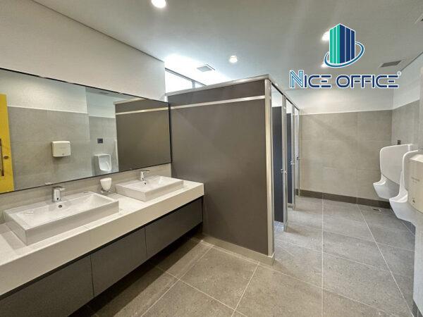 Nhà vệ sinh nam tại OfficeHaus