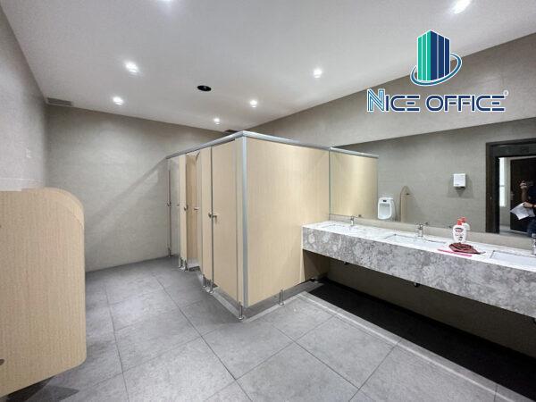 Nhà vệ sinh nam tại Orchard Parkview