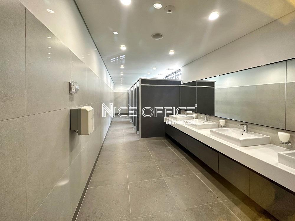 nha-ve-sinh-nu-tai-officehaus