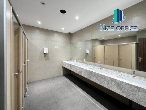 Nhà vệ sinh nữ tại tòa nhà Orchard Parkview