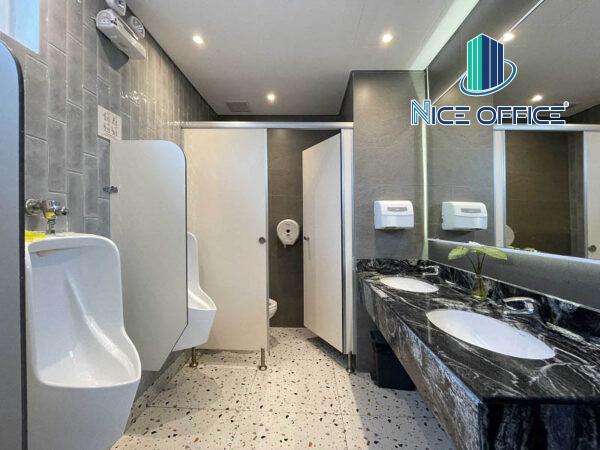 Nhà vệ sinh tại mỗi tầng Toong 198 Minh Khai
