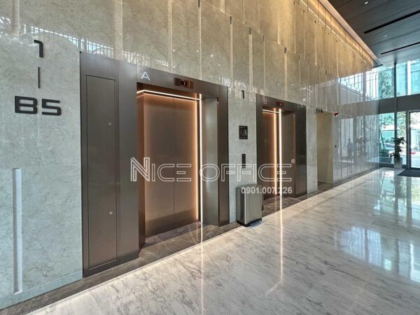 Thang máy dành riêng di chuyển xuống các tầng hầm tại The Nexus Tower