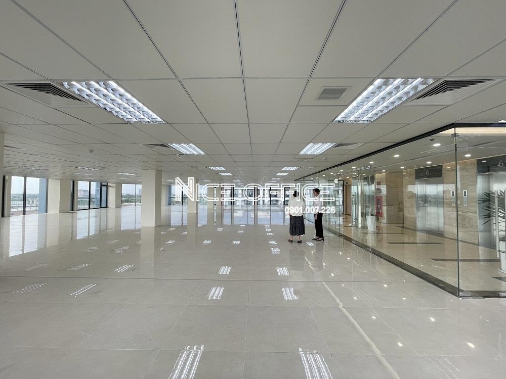 khach-hang-nice-office-di-khao-sat-mat-bang-trong-tai-toa-nha-bsi-tower