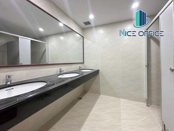 Nhà vệ sinh nư tại mỗi tầng tòa nhà Financiat Building