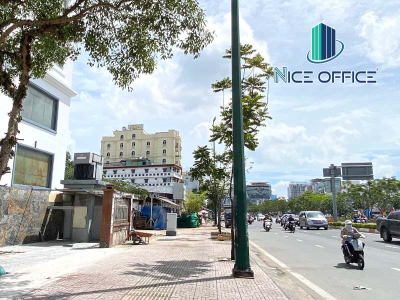 Đường Phạm Văn Đồng phía trước tòa nhà STA Building