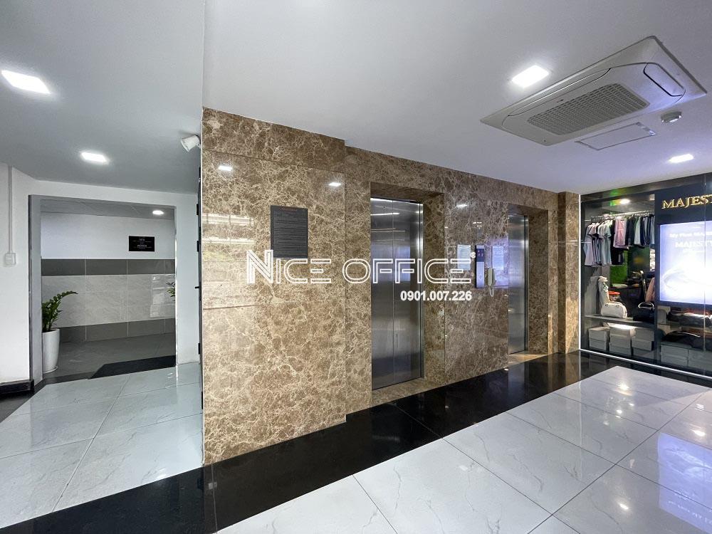 hai-thang-may-tai-toa-nha-l'mak-hong-ha-plaza