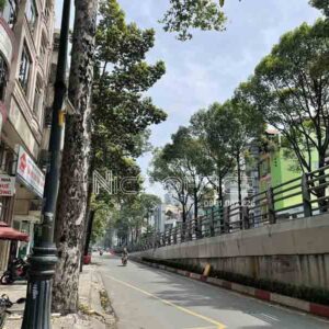Phía trước tòa nhà Hữu Nguyên Building