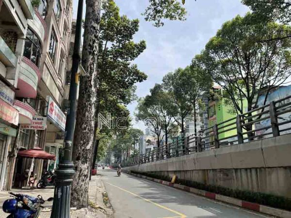 Phía trước tòa nhà Hữu Nguyên Building
