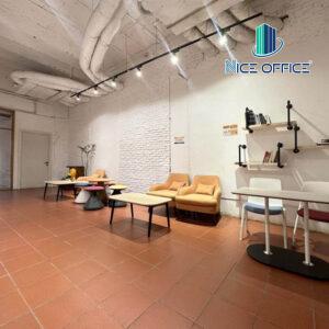 Khu vực tiếp khách chung ngay sảnh ra vào tại W Business Center