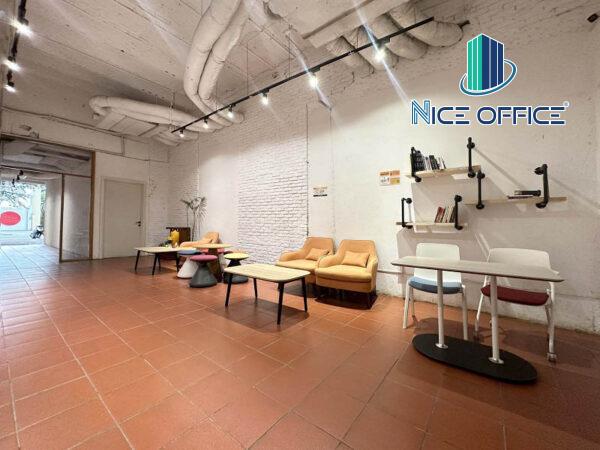 Khu vực tiếp khách chung ngay sảnh ra vào tại W Business Center