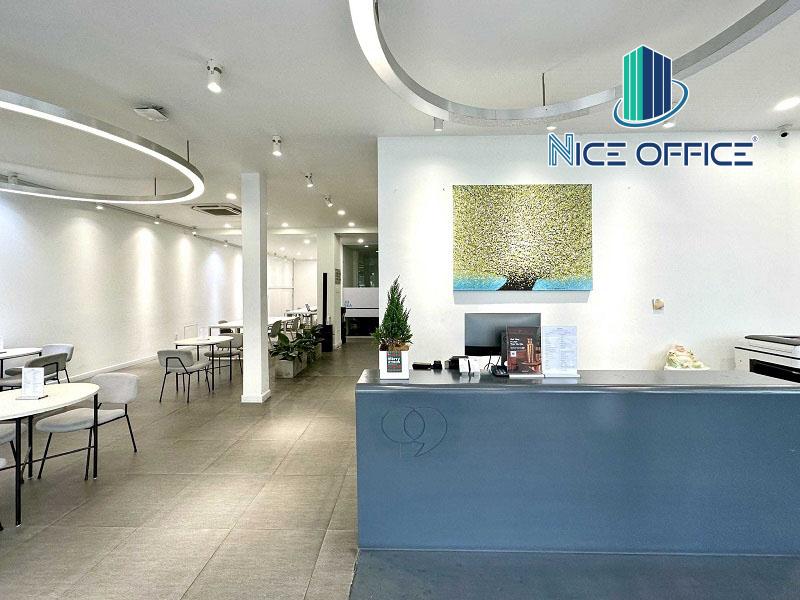 Lễ tân tại Think Space nhận thư, hướng dẫn thông tin khách hàng và đối tác khi đến làm việc tại tòa nhà