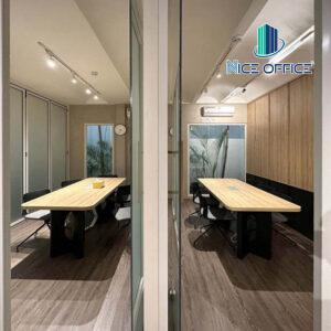 Hai phòng họp nhỏ có thể kết nối bằng vách di dộng thành phòng họp lớn tại W Business Center