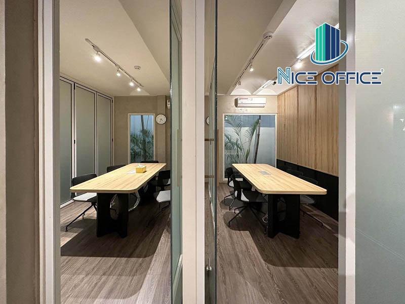 phong-hop-nho-tai-w-business-center Hai phòng họp nhỏ có thể kết nối bằng vách di dộng thành phòng họp lớn tại W Business Center