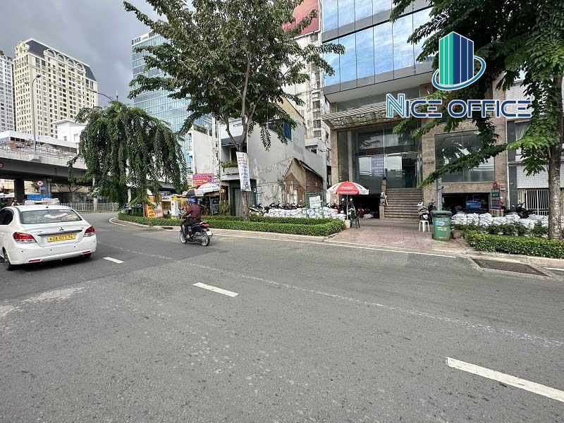 Đường Bến Vân Đồn phía trước tòa nhà PLs Building
