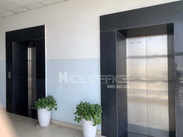 Hai thang máy di chuyển tòa nhà New City Building