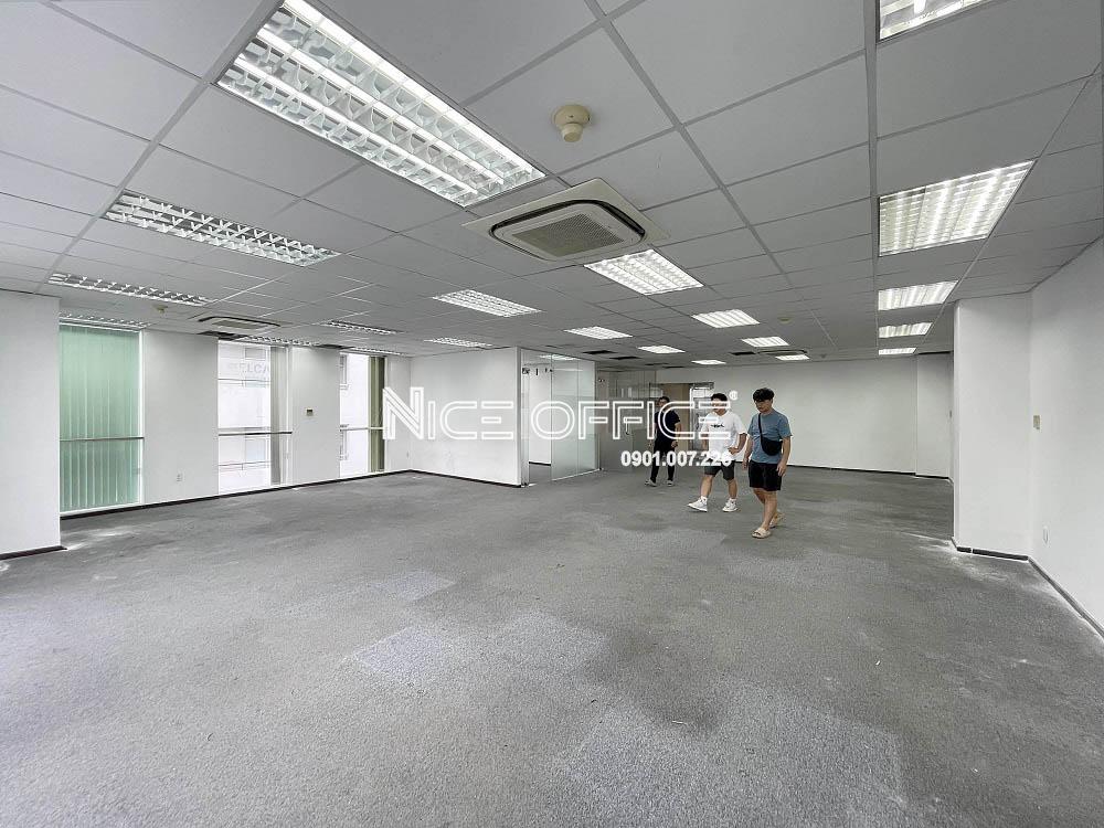 khach-hang-di-xem-mat-bang-trong-tai-toa-nha-melody-tower-2