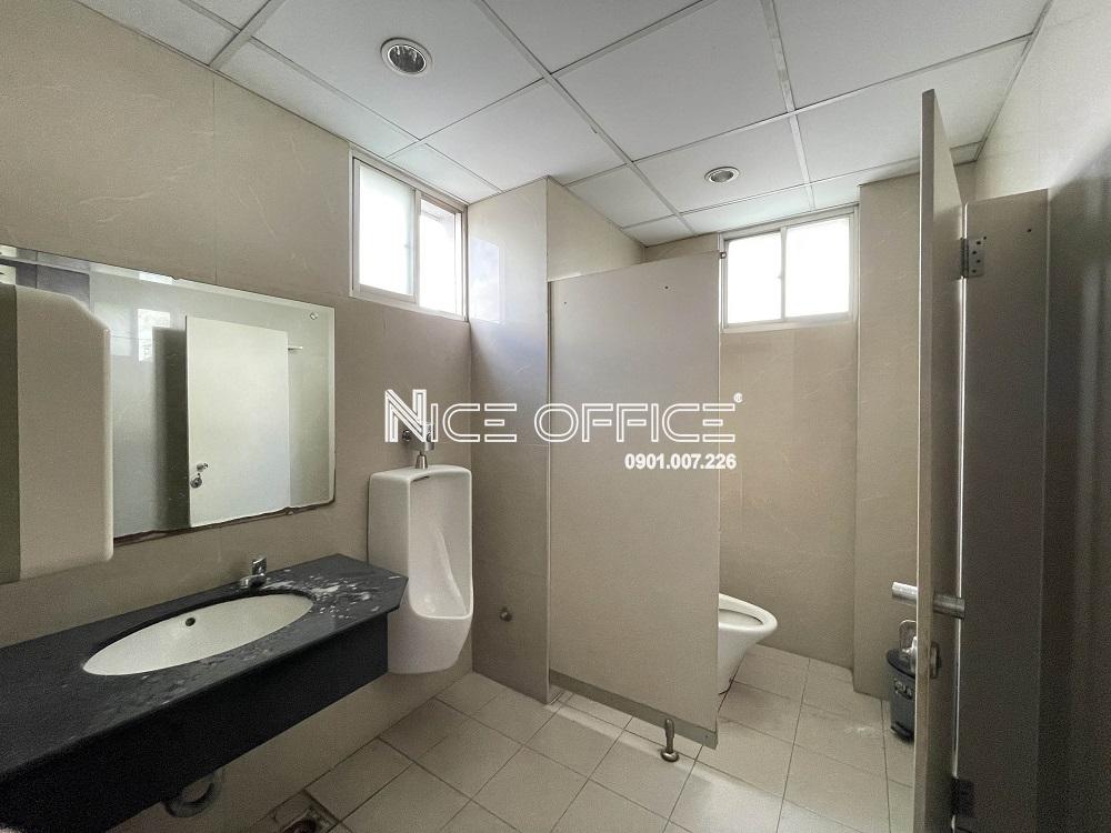 nha-ve-sinh-tai-moi-tang-toa-nha-melody-tower-n1